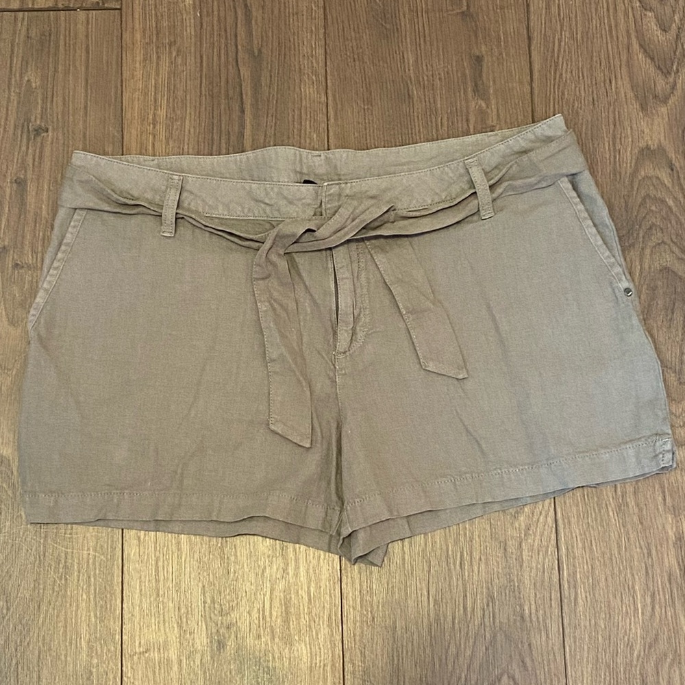 a.n.a. green linen shorts with belt